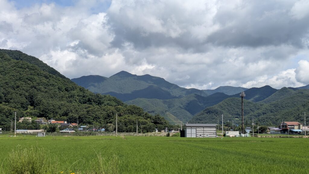 clouds cover the sun and shade the mountain, making it colorful