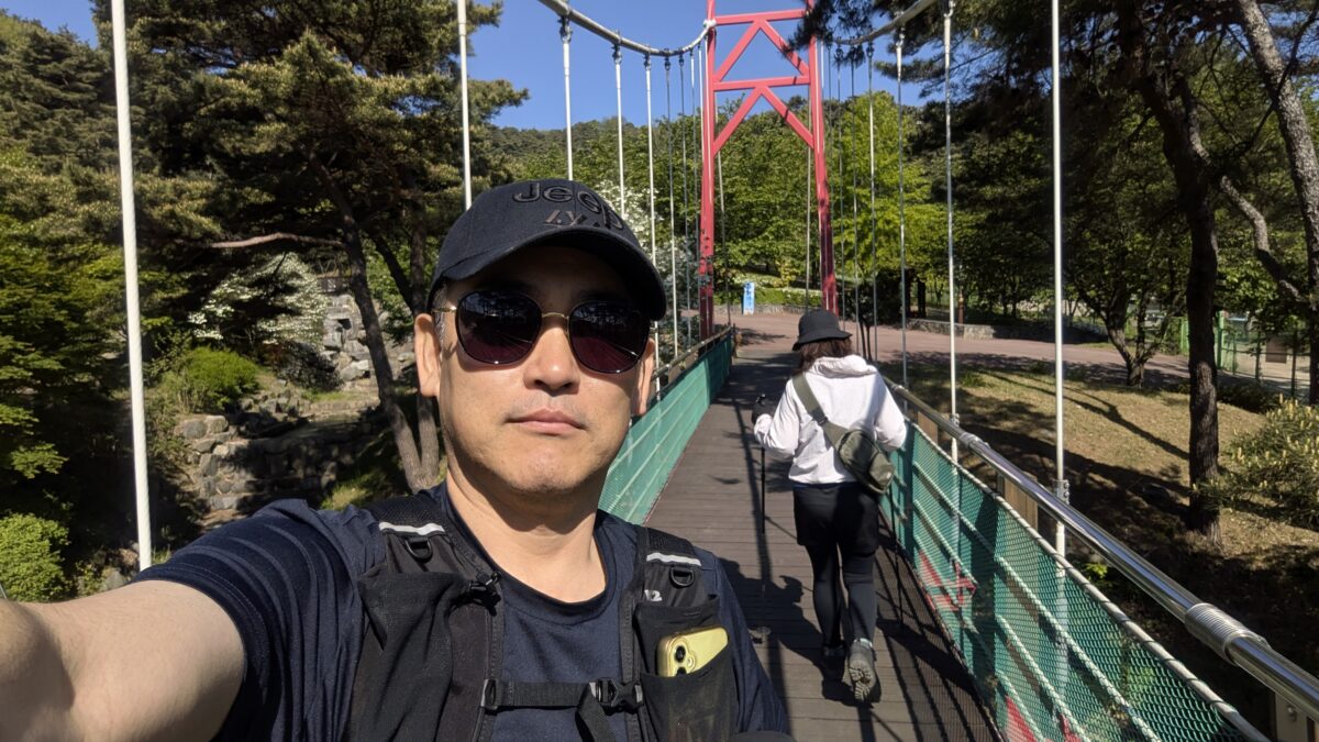 봉수산 출렁 다리를 건너고 있다.
